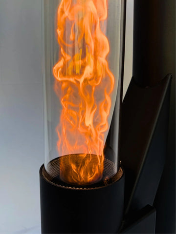 Poêle à pellets Flamesa sur une terrasse moderne avec flamme visible